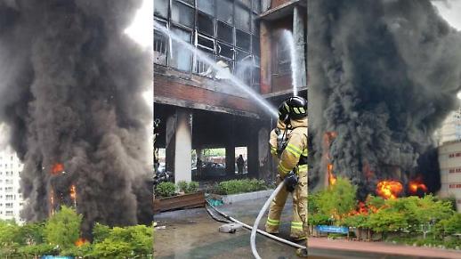 [슬라이드 화보] 은명초등학교 집어삼키는 검은연기