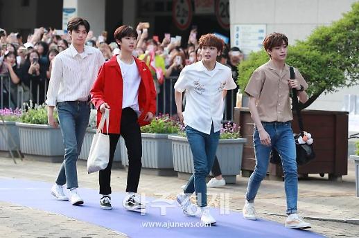 [슬라이드 화보] 프듀 연습생들의 사복패션은?(프로듀스 X101 출근길)