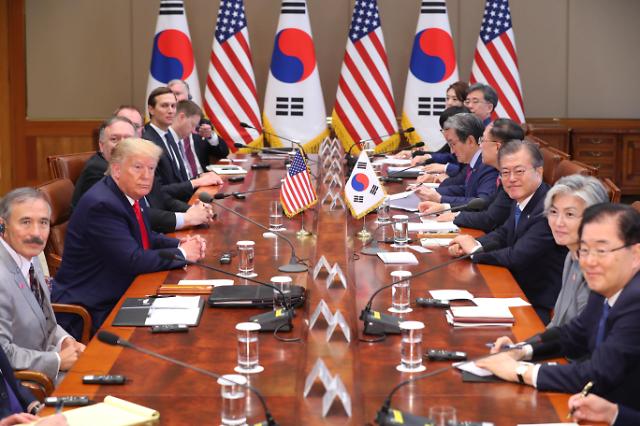 韩美领导人举行扩大会谈
