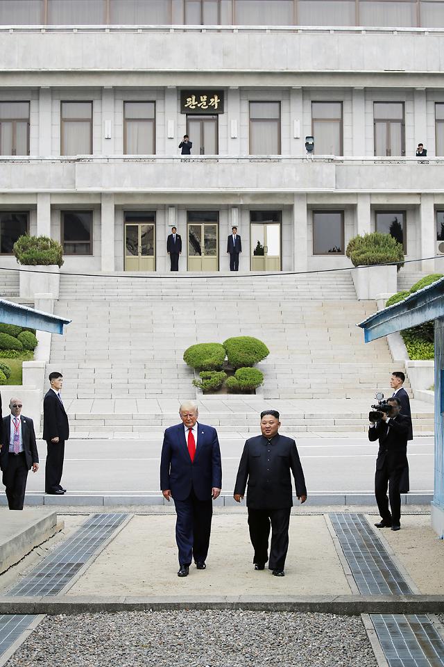 [SUMMIT] Trump becomes frst U.S. leader to walk into N. Korean soil