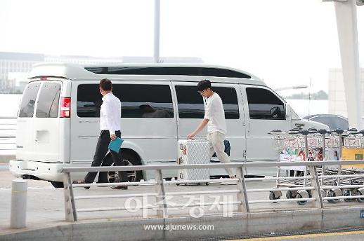 [슬라이드 화보] ​성훈, 나혼자 산다에서 나온 연예인 차 타고서 공항 도착