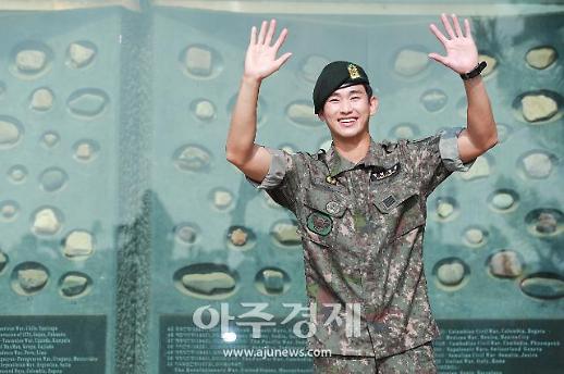 [슬라이드 화보] ​김수현, 군에서 온 그대, 특급전사 현역 만기 제대