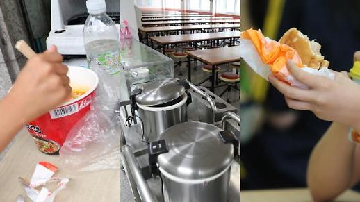 [슬라이드 화보] 급식 파업 첫날, 밥 대신 빵으로 때우는 아이들