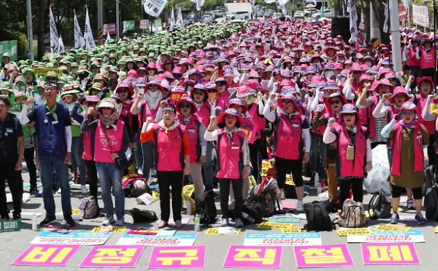 韩多所学校食堂员工大罢工 要求提高工资改善待遇
