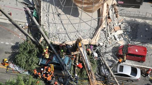 [슬라이드 화보] 신사역 인근 잠원동 건물붕괴...매몰자 수색작업