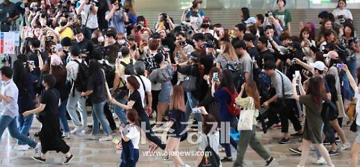 [슬라이드 화보] ​엄청난 인파에 둘러쌓인 방탄소년단 출국현장, 일본에 한류 전파하고 올게요~