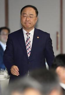 [속보]홍남기 일본 수출규제 철회돼야…적극대응하겠다