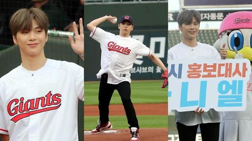 [슬라이드 화보] 부산사나이 강다니엘 사직구장 시구로 솔로데뷔 신고식