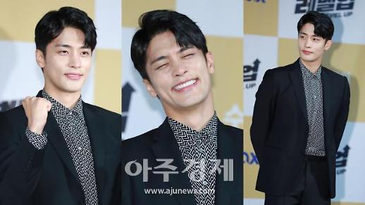 [슬라이드 화보] ​성훈, 나혼자산다 뉴얼은 잠시 잊어주세요~ (레벨업 제작발표회)