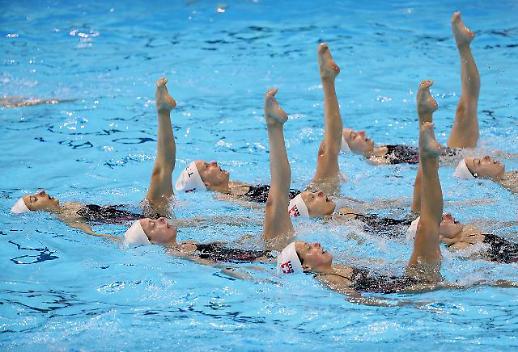 [슬라이드 화보] 걸그룹 뺨치는 칼군무 인어들이 펼치는 아티스틱 스위밍