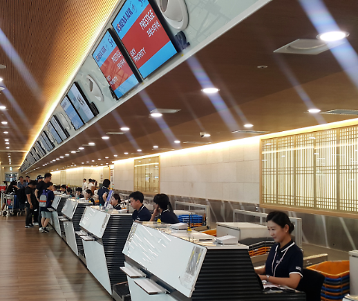 [단독]대한항공, 창립 50주년 맞아 지상직 직원에 새 유니폼 제공 