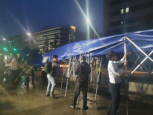 [슬라이드 화보]  그저 바라만 보고 있지~...우리공화당(구 대한애국당) 광화문 천막 자진 철거