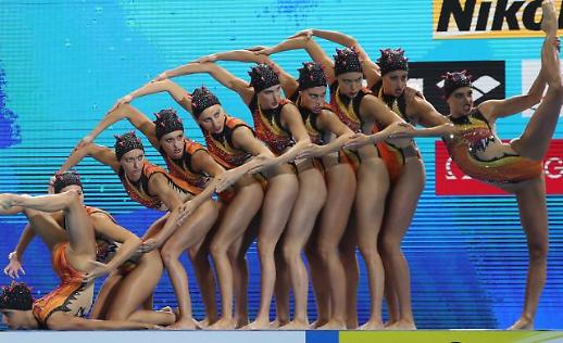 [슬라이드 화보] 걸그룹 뺨치는 칼군무 선보이는 인어들의 은빛 연기