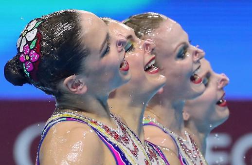 [슬라이드 화보] 물 속의 칼군무... 금빛 연기 펼치는 러시아 대표팀