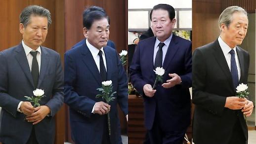 [슬라이드 화보] 고 정두언 전 의원 빈소 찾은 조문객