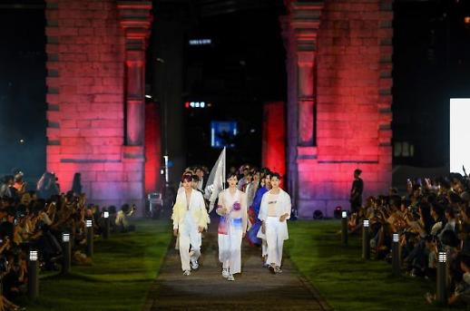 [슬라이드 화보] 임정수립 100주년 기념 독립문 패션쇼