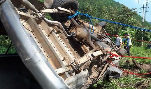 [슬라이드 화보] 삼척서 승합차 내리막 커브길 전복사고로 13명 사상