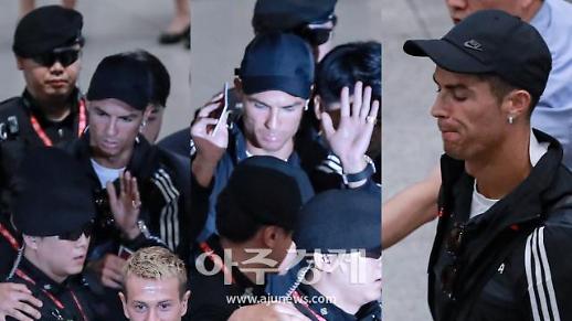 [슬라이드 화보] ​호우주의보, 2시간 연착+초밀착 경호에 결국 짜증낸 호날두 입국현장