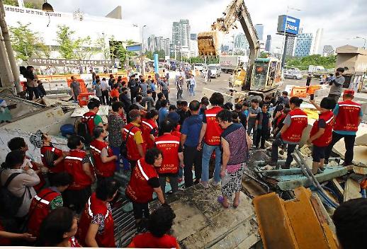 [슬라이드 화보] 아수라장 된 구 노량진 수산시장…남은 점포는 10곳