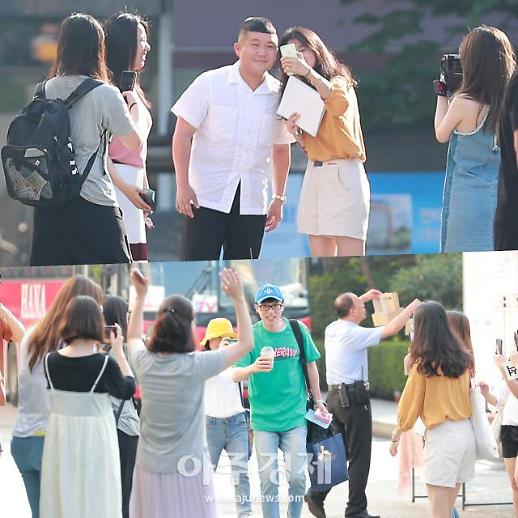 [슬라이드 화보] 유재석-조세호, 인기만점 큰자기-아기자기 (해피투게더 출근길)