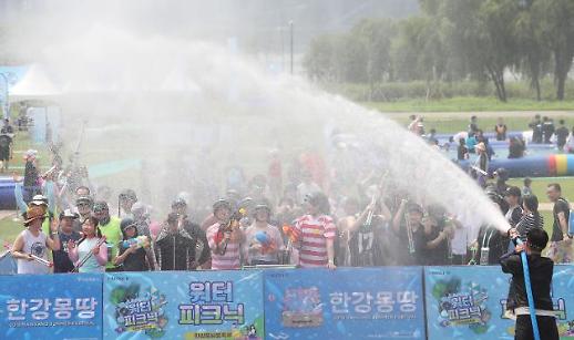 [슬라이드 화보] 무더위 날리는 한강 물총 축제