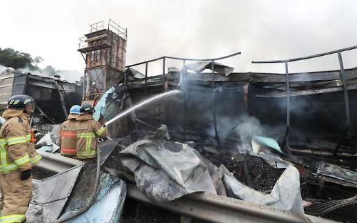 [슬라이드 화보] 안성 종이상자 공장 화재...진압 소방관 1명 순직