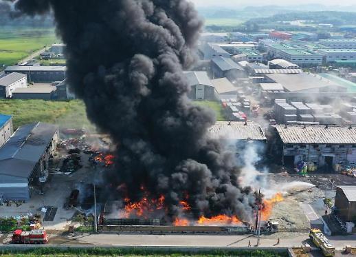 [슬라이드 화보] 화성 재활용업체 화재...솟구치는 검은 연기