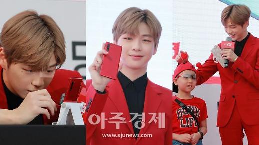강다니엘, 고추장 슈트도 소화시키는 강다니엘 is 뭔들 (Red on me)