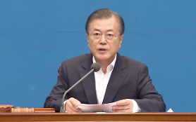 President Moon vows to nurture carbon fiber as new growth engine