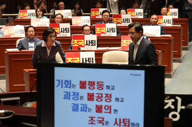‘조국 대전’ 격화…한국, 사퇴 총공세·민주, 철벽 수비 속 일부 기류 변화도 