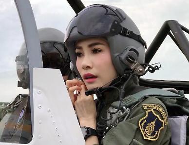 [슬라이드 화보] 전투기 몰고 낙하산 타는 여장부 태국 왕비