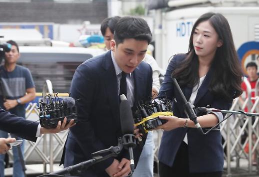 [슬라이드 화보] 고개 숙인 승리...해외 원정도박 혐의 경찰 출석