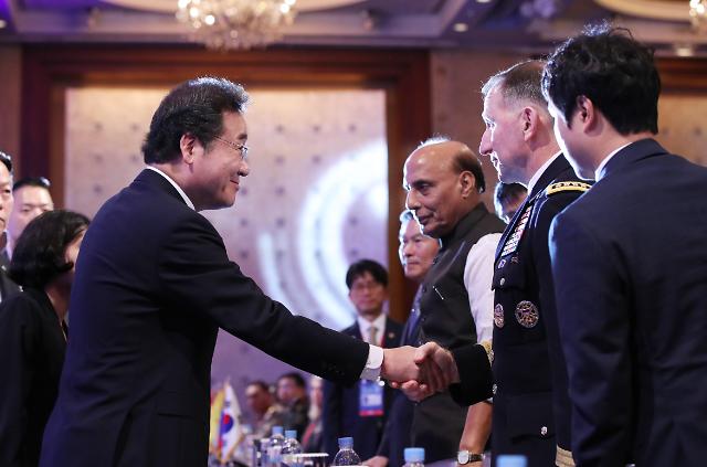 韩总理和驻韩美军司令握手