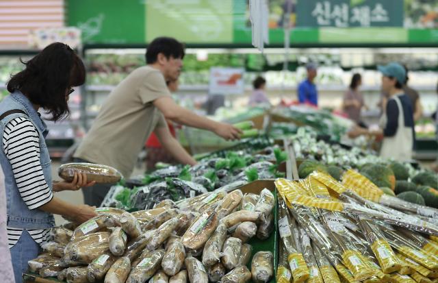 3日，在首尔某超市，市民在选购蔬菜。【图片提供 韩联社】