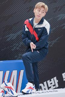 [슬라이드 화보] 지코(ZICO), 신발 모델 다운 센스넘치는 포즈 (리복 인터벌)