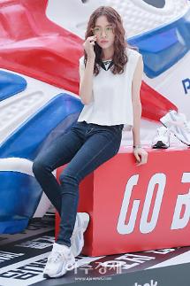 [슬라이드 화보] 진아름, 모델다운 남다른 청바지 핏 (리복 인터벌)