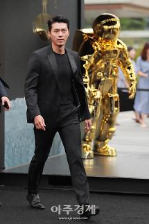 [슬라이드 화보] 현빈, 돋보이는 올블랙 패션 (오메가 스피드마스터)