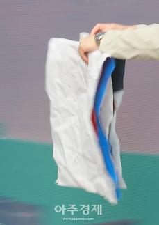 [단독] 홍대 북한술집 논란, 반으로 접혀 구겨진 북한 인공기와 김부자 사진