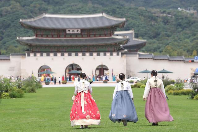 韩国观光公社为外国游客开启“青瓦台舍廊房之路”活动