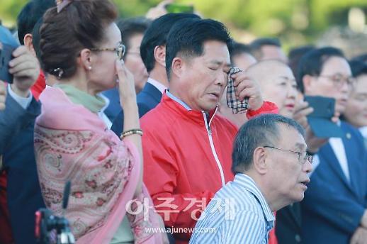 [슬라이드 화보] 황대표 바라보며 눈물... 황교안 삭발식 진행
