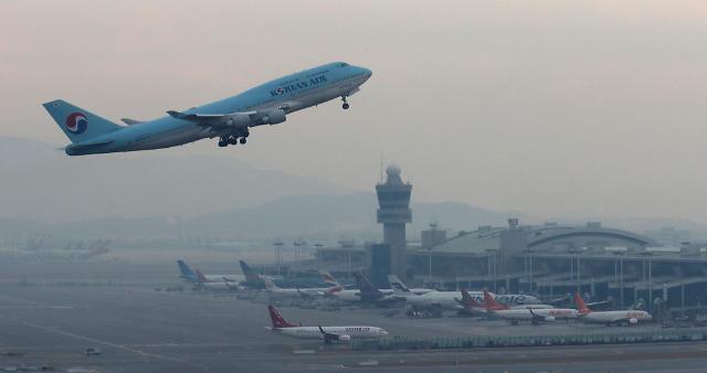 仁川机场正在起飞的飞机。 【图片提供 韩联社】