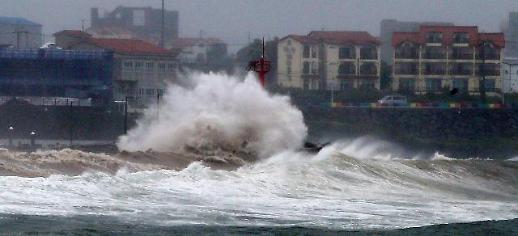 [슬라이드 화보] 태풍 타파 한반도 접근...제주, 부산 물폭탄 산사태 피해 경보