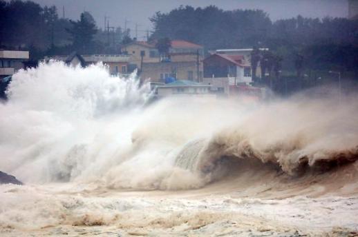 [광화문갤러리] 지붕·간판 날아가고..잠기고..정전..제주 태풍 피해 속출