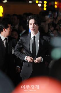 [슬라이드 화보] 이동욱, 보자마자 섹시함이 느껴지는 사진 (샤넬)