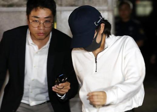 [슬라이드 화보] 마약 밀반입 혐의, 마스크로 얼굴가린 홍정욱 딸 