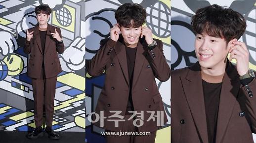 [슬라이드 화보] 블락비 피오(표지훈), 플래시 세례에 부끄부끄