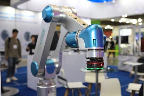 State research institute develops user-friendly intuitive tutoring device for industrial robots