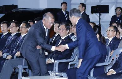 [슬라이드 화보] 이재용 이어 정의선 만난 文대통령…대기업 氣살리기 가속