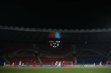  [슬라이드 화보] 깜깜이 중계+무관중 경기 황당한 평양 남북 축구
