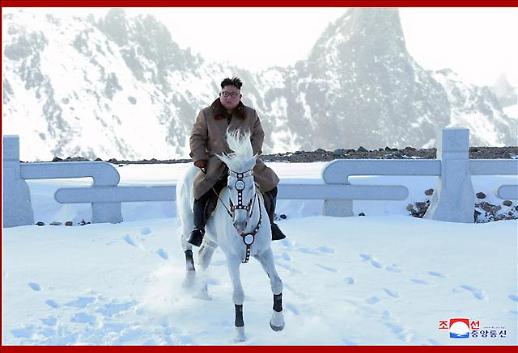 [슬라이드 화보] 백마타고 백두산 오른 김정은